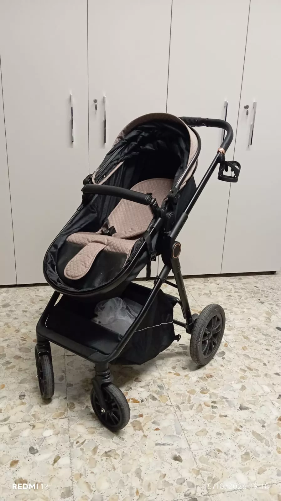 Passeggino rinvenuto in piazza Emanuele Gianturco ad Avigliano